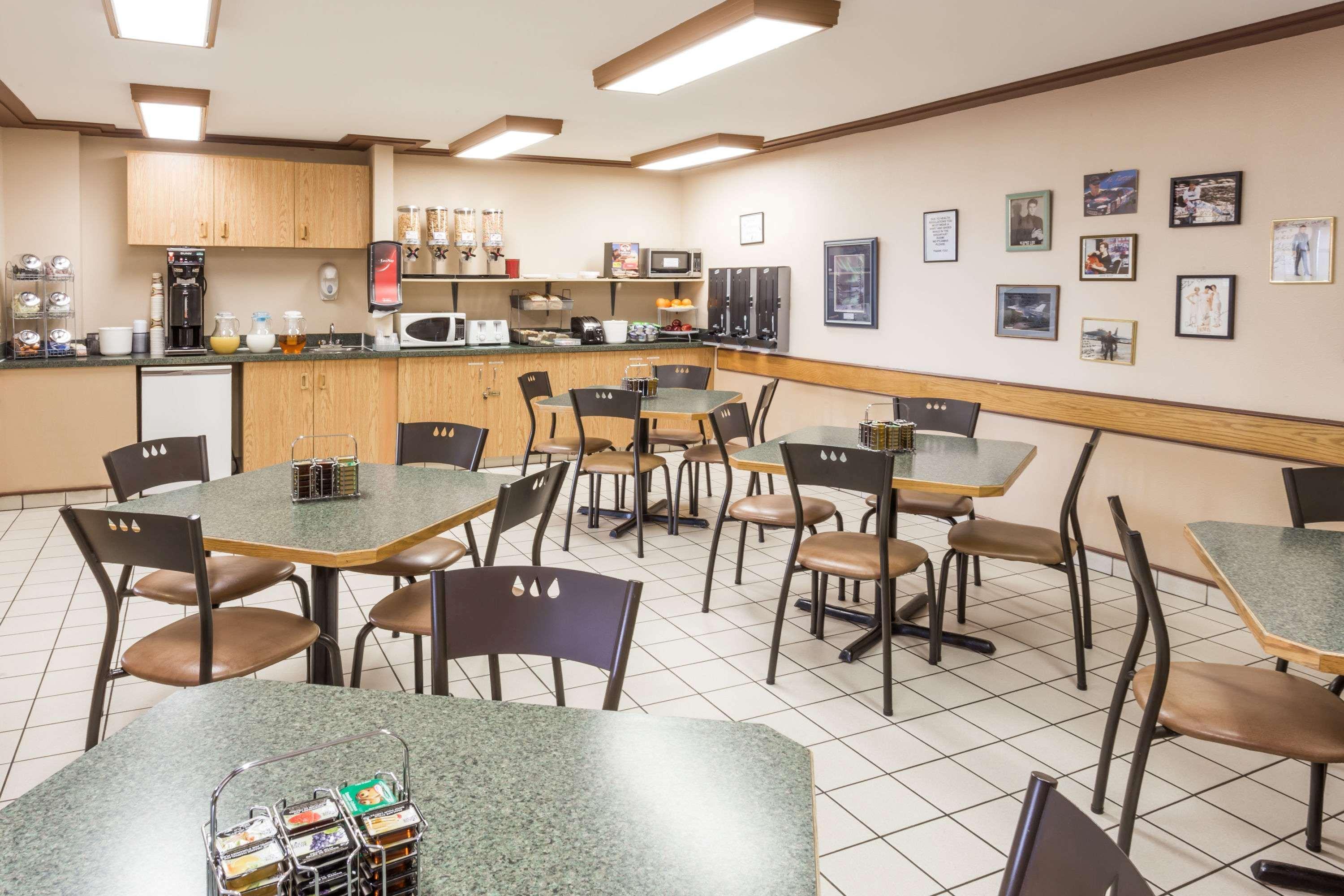 Hotel Super 8 By Wyndham Moose Jaw Sk Zewnętrze zdjęcie