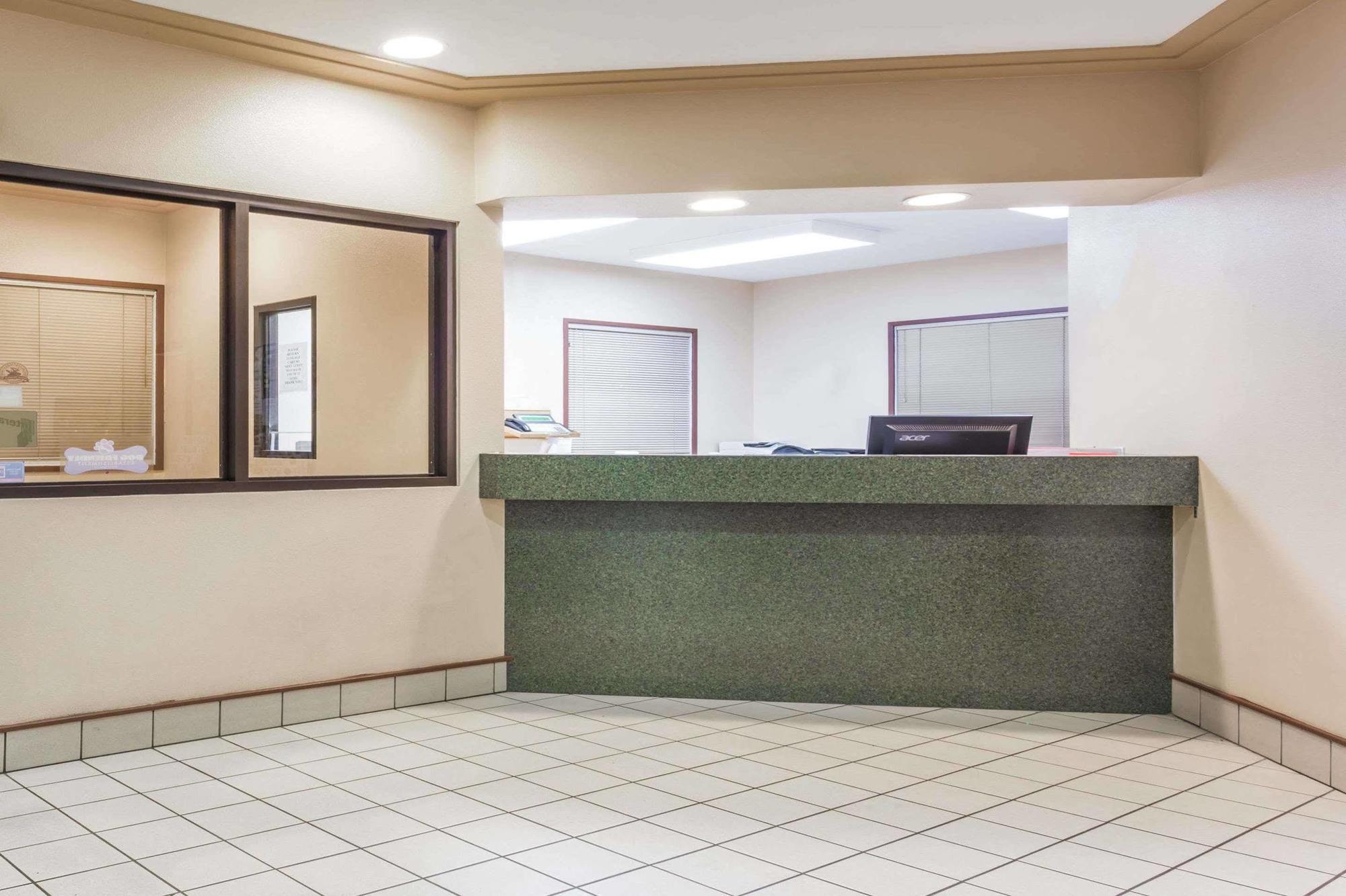 Hotel Super 8 By Wyndham Moose Jaw Sk Zewnętrze zdjęcie