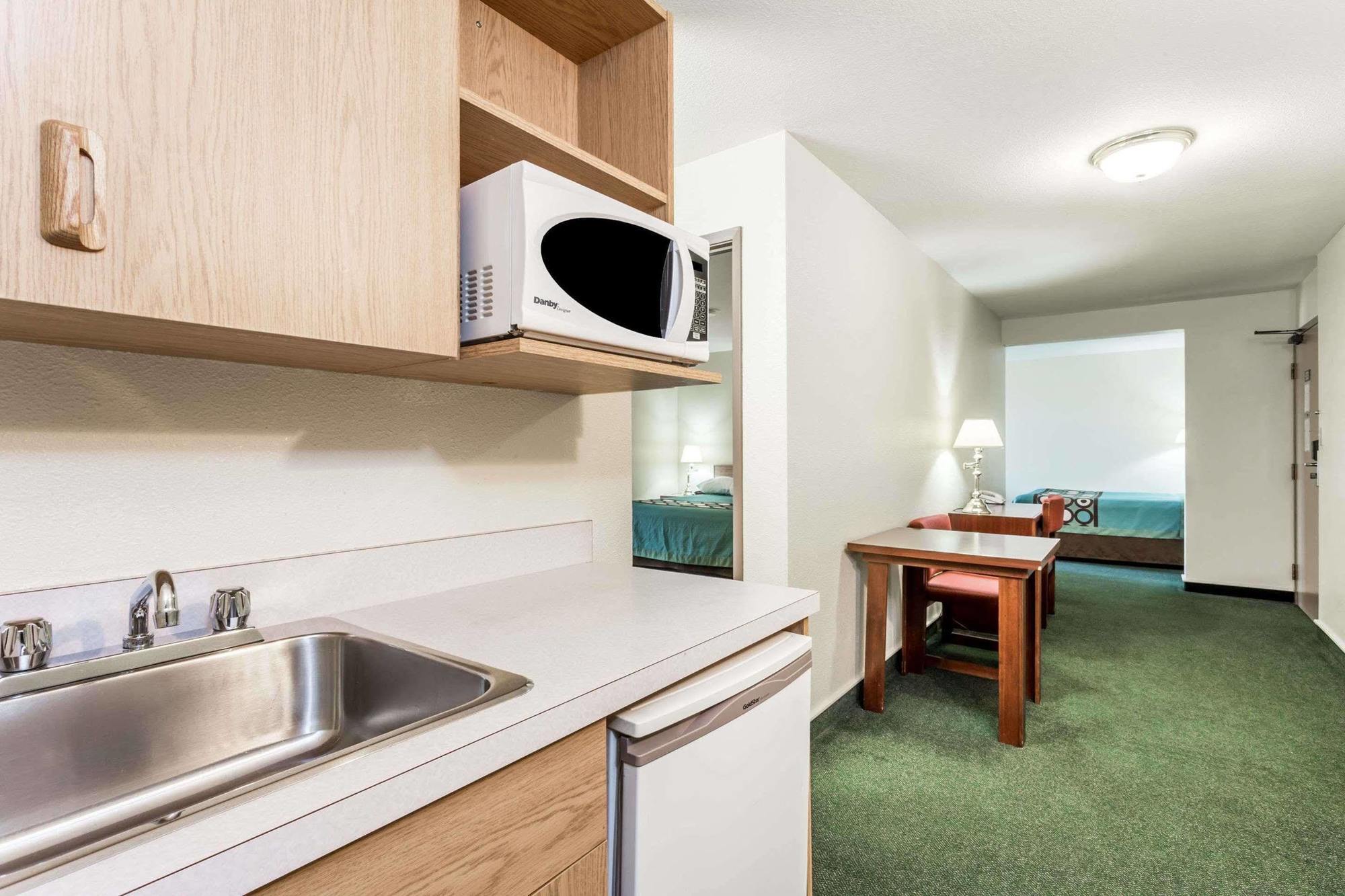 Hotel Super 8 By Wyndham Moose Jaw Sk Zewnętrze zdjęcie