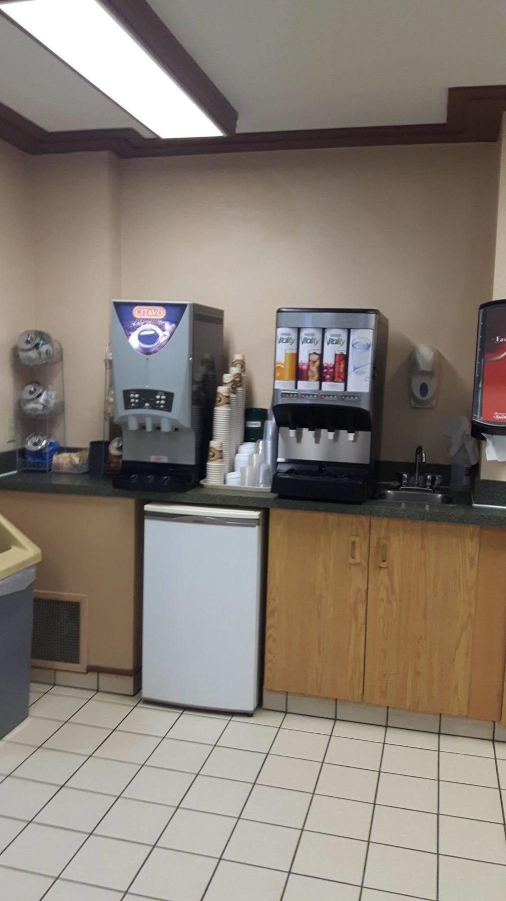 Hotel Super 8 By Wyndham Moose Jaw Sk Zewnętrze zdjęcie